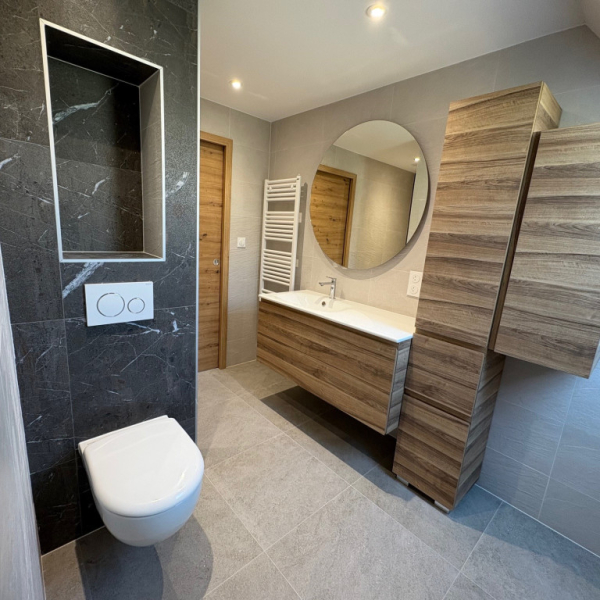 Une salle de bain naturelle et élégante