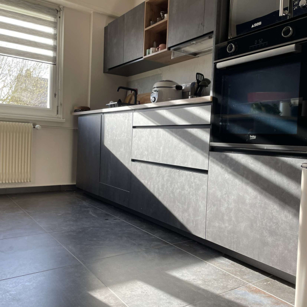 Un sol au caractère bien trempé pour une cuisine moderne