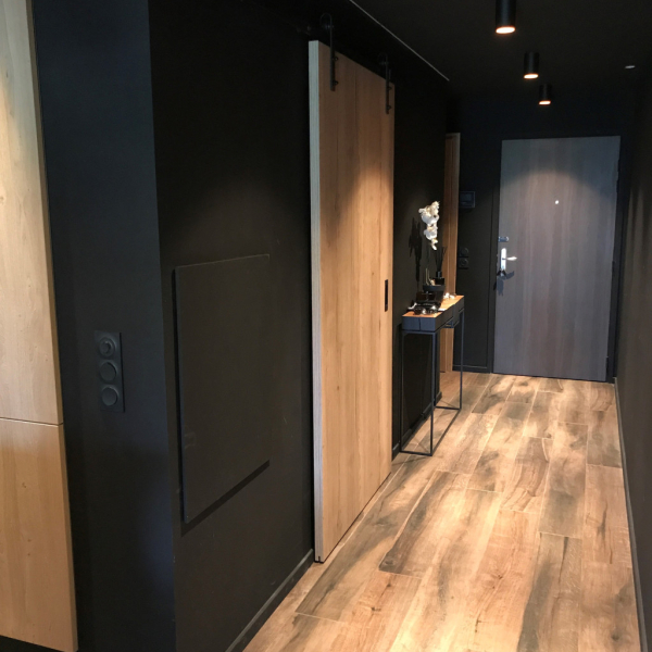 Une touche de caractère grâce à une porte coulissante en chêne