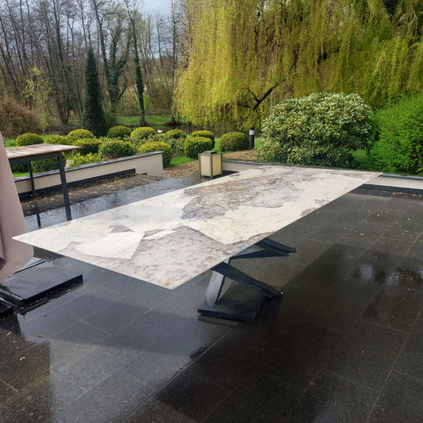 Une table en marbre au style affirmé