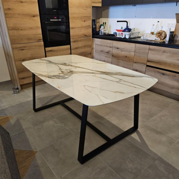 Une table en marbre : élégance intemporelle pour sublimer votre cuisine