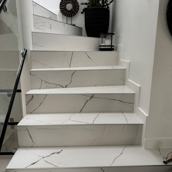 Élégance intemporelle : un escalier sublimé par le carrelage effet marbre