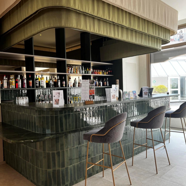 Un bar raffiné habillé de carrelage à Colmar