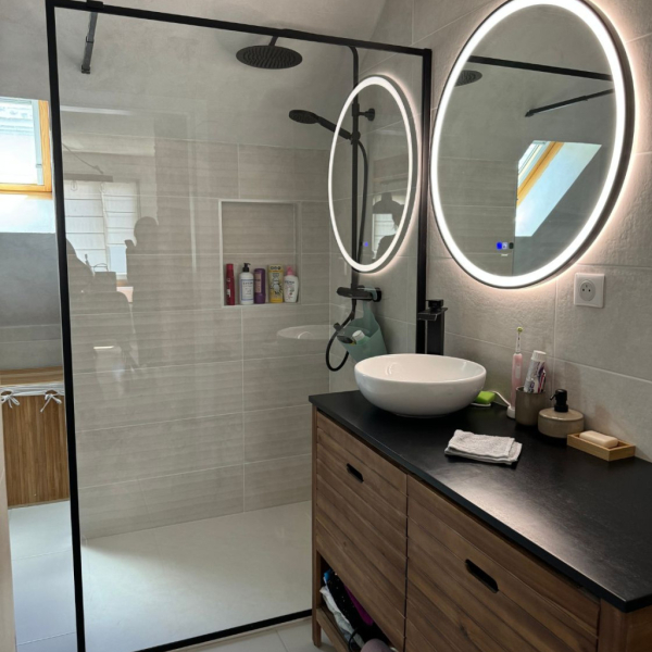 Une salle de bain moderne et élégante