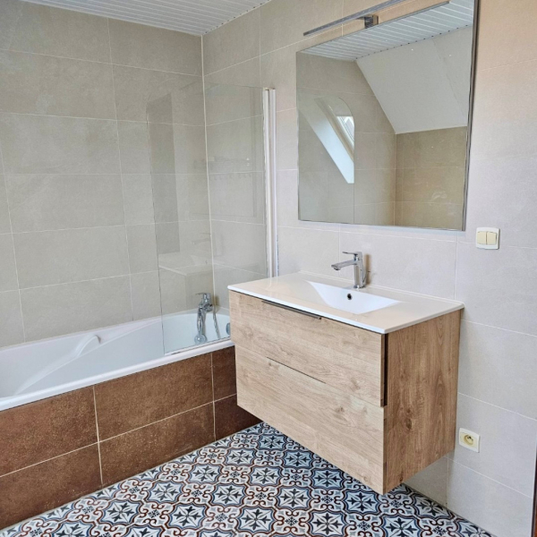 Une salle de bain au caractère affirmé