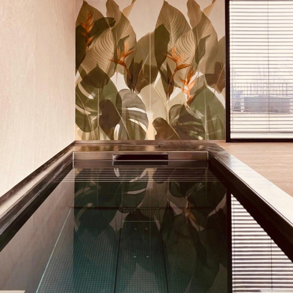 Une mini piscine tropicale avec du carrelage en grès cérame