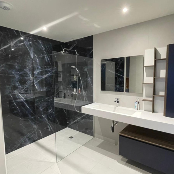 Salle de bain moderne : entre marbre et design italien