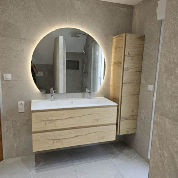 Réalisation d'une salle de bain moderne par l'entreprise Santo Multiservices