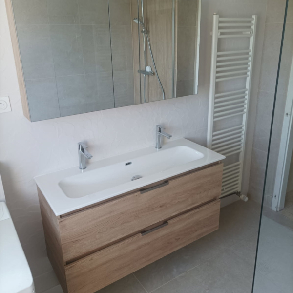 Une salle de bain naturelle et élégante