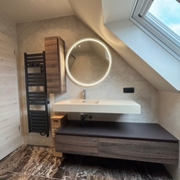 Transformation de salle de bain : élégance et contraste des matières